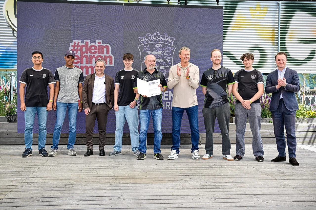 11794786-260612-fulda-hessentag-konzepthaus-karl-ubergabe-acht-vereine-1.000-euro-benedikt-kuhn-guido-buchwald-16